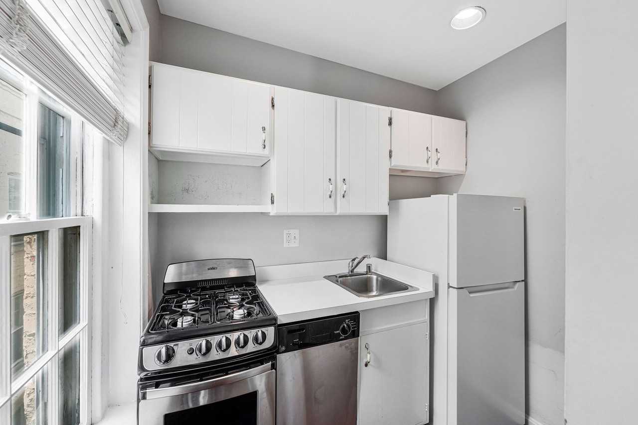117 E St Se #302 - Photo 3 of 18