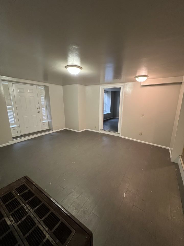 1036 Jessie St - Photo 4 of 7