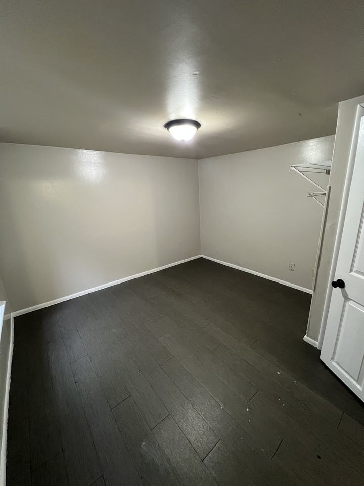 1036 Jessie St - Photo 5 of 7