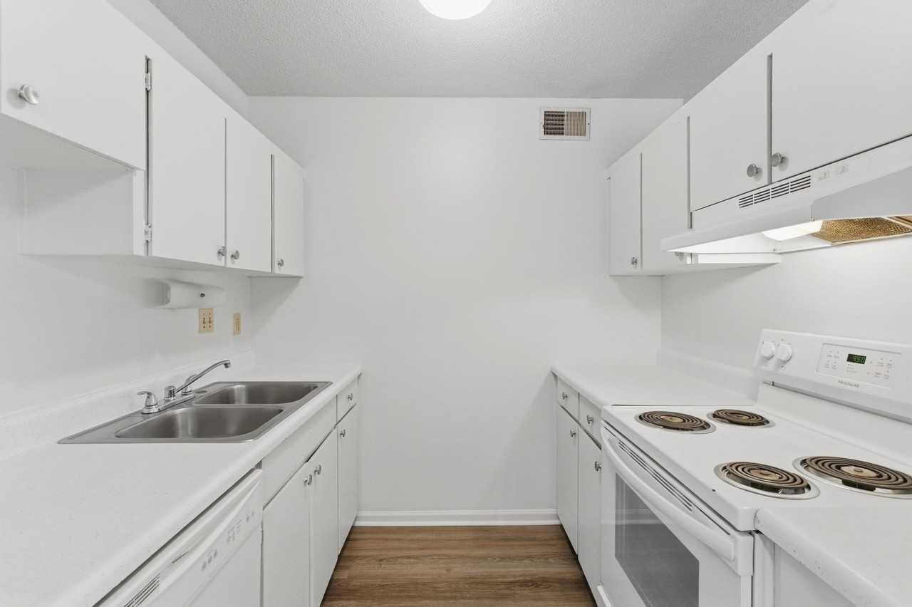 Broadway Apartments - Photo 4 of 20