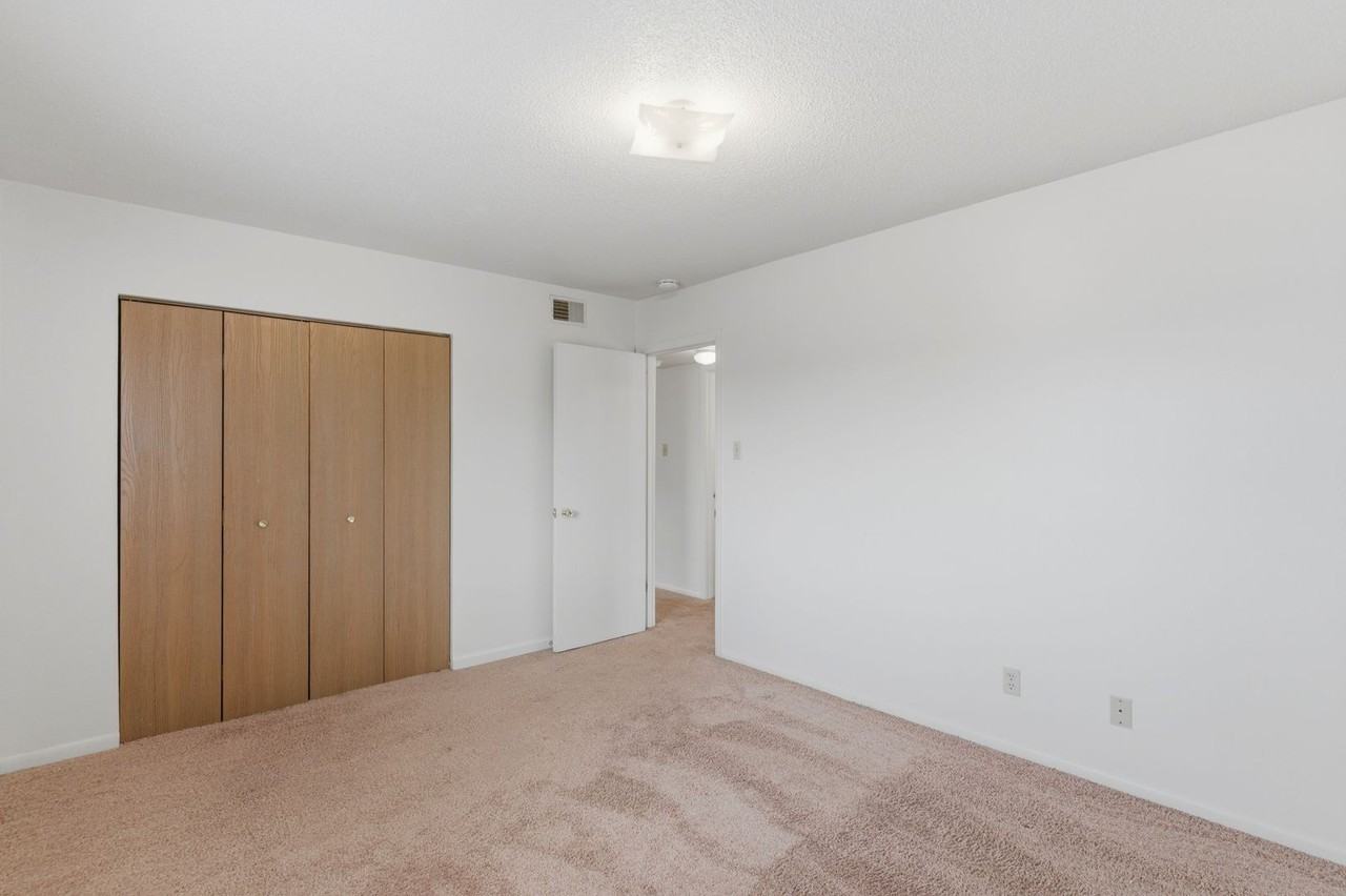 Broadway Apartments - Photo 5 of 20
