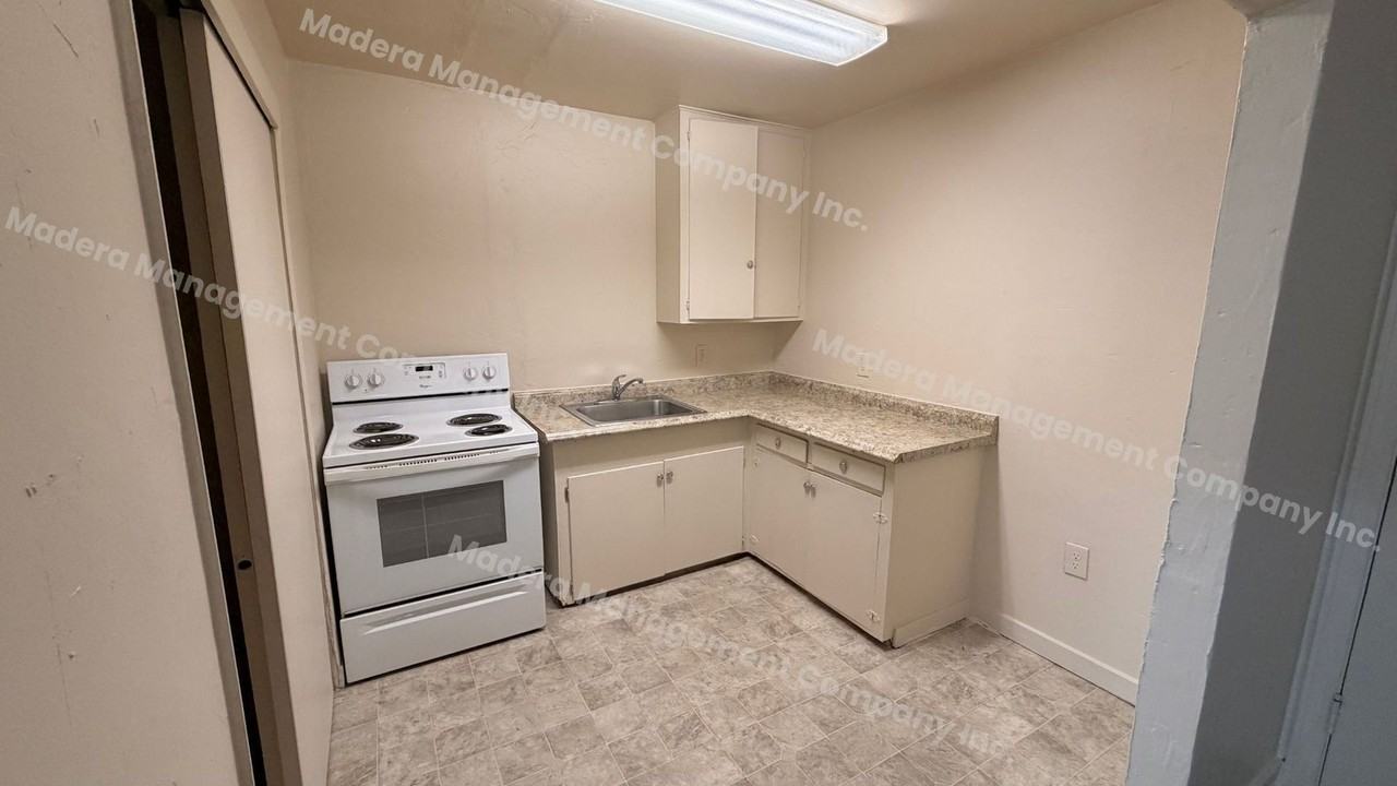 210 N. C Street - Photo 5 of 14