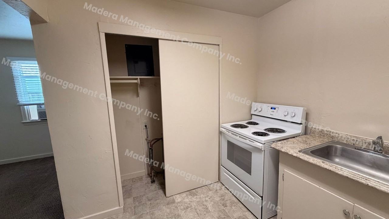 210 N. C Street - Photo 6 of 14
