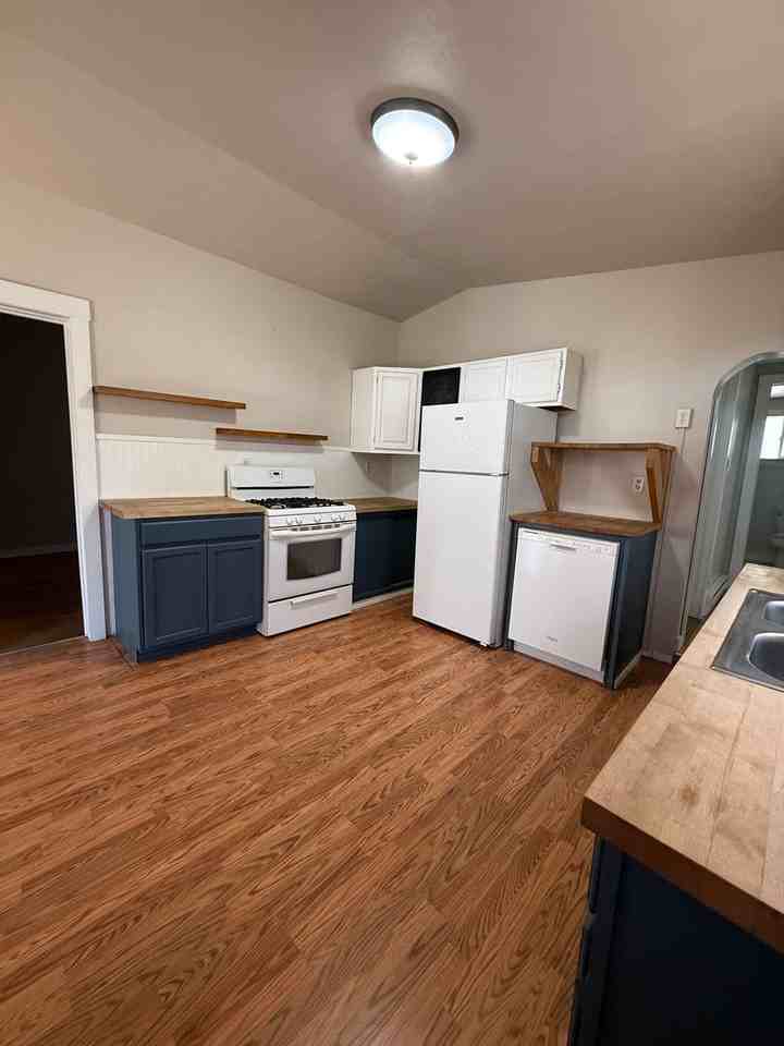 1005 W Park St - Photo 3 of 19
