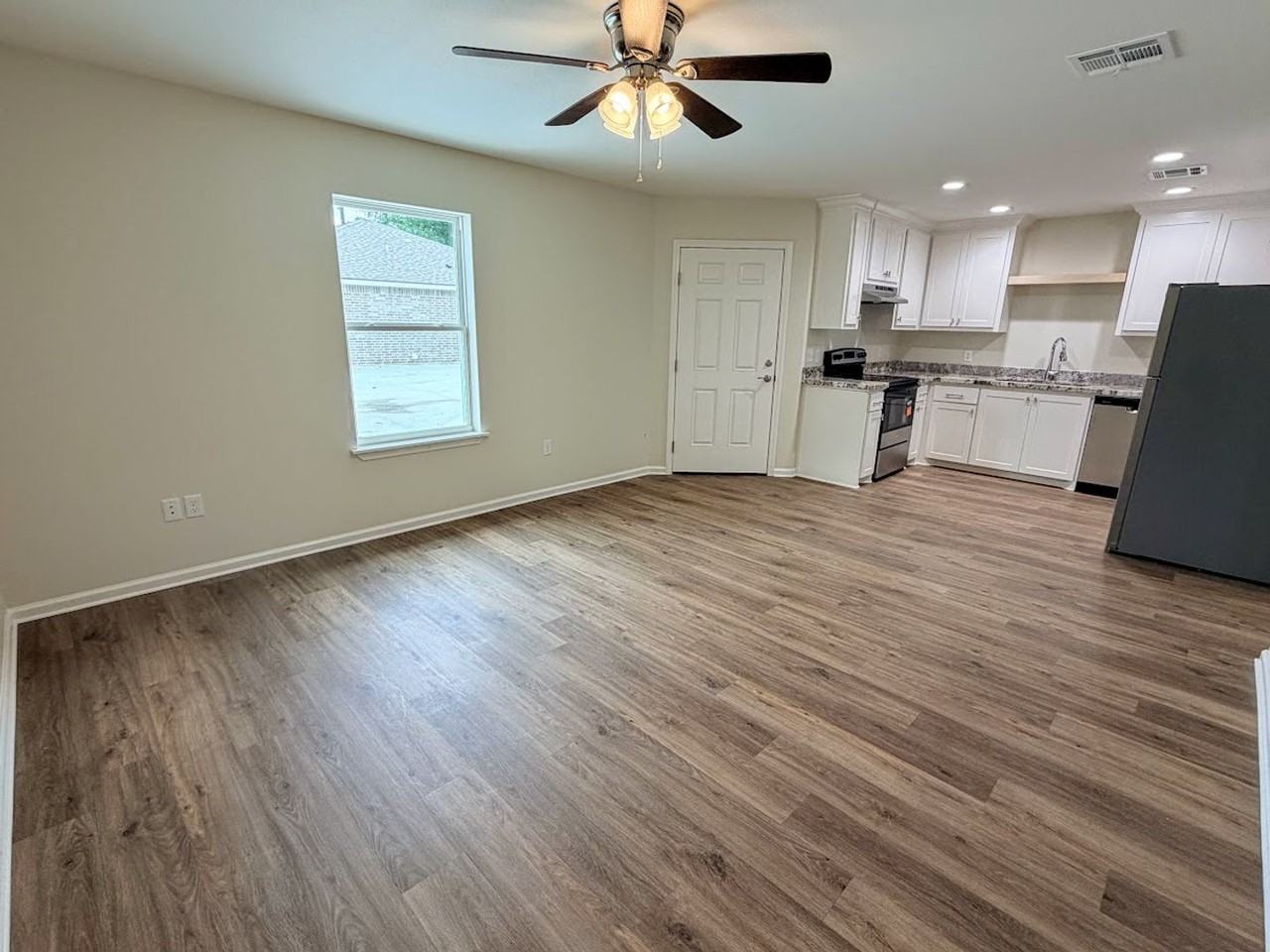 3715 Common St #D2 - Photo 4 of 17