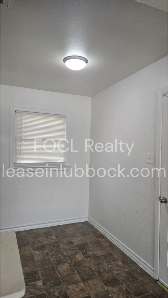 4417 43rd St - Photo 3 of 8