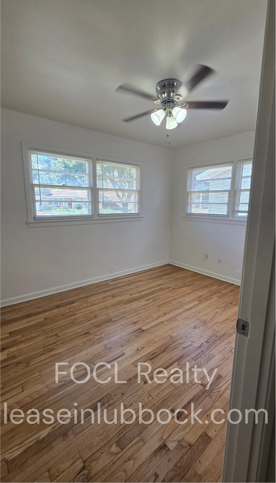 4417 43rd St - Photo 5 of 8