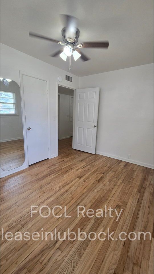 4417 43rd St - Photo 6 of 8