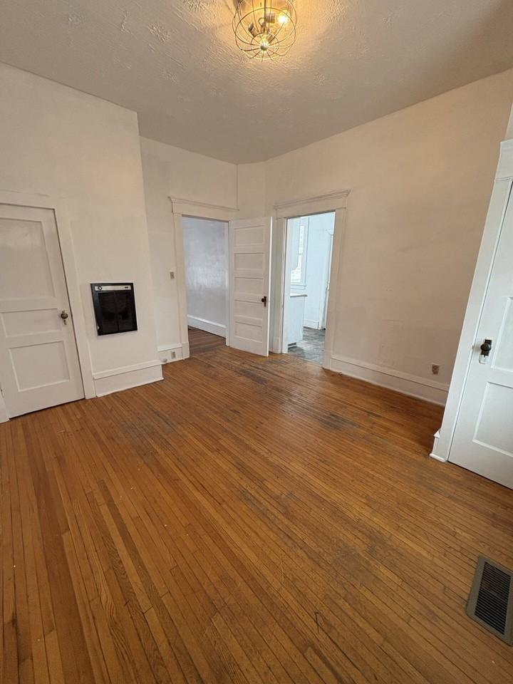 1119 College Ave - Photo 4 of 18