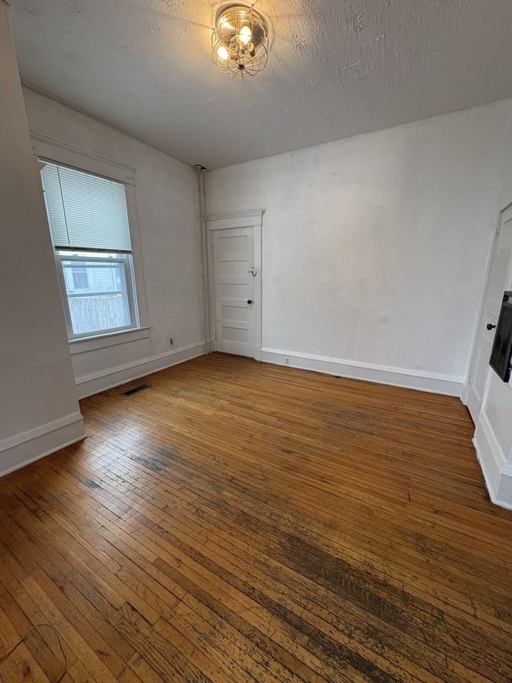 1119 College Ave - Photo 3 of 18