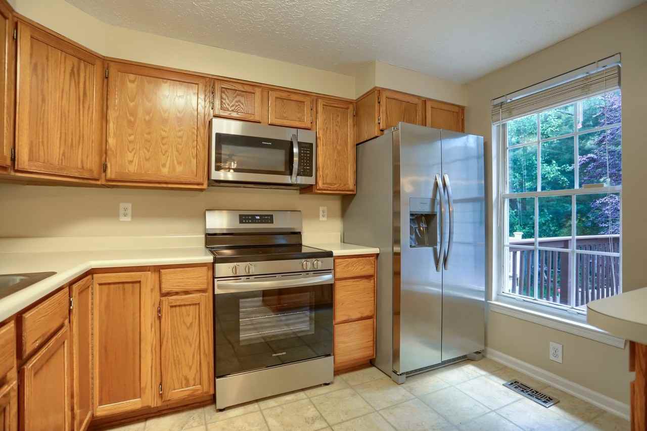 437 Ashton Ln - Photo 2 of 36