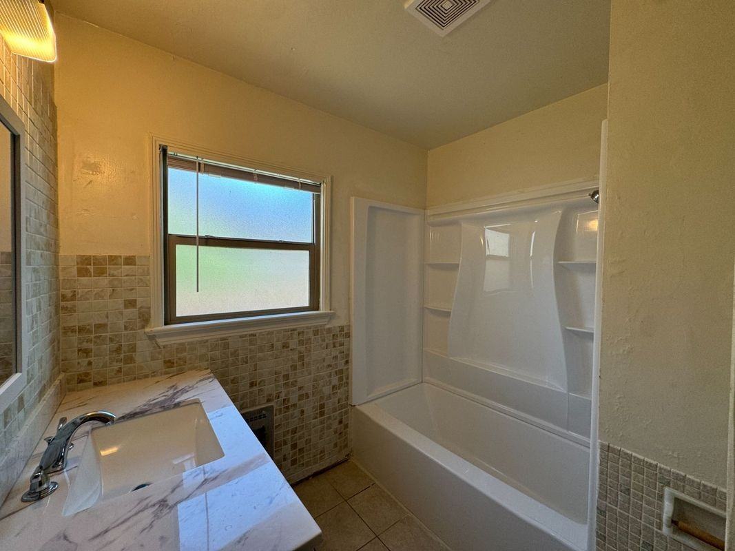 2517 Manor St - Photo 4 of 12