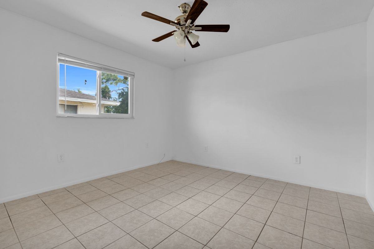 423 Se 24th Ave - Photo 3 of 4