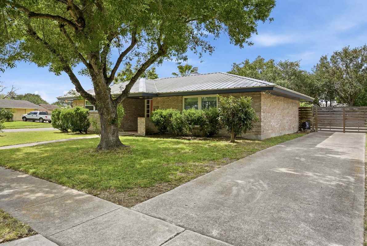 4049 Rooney Dr - Photo 3 of 30