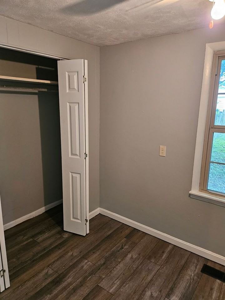 1208 Henning Ave - Photo 4 of 8