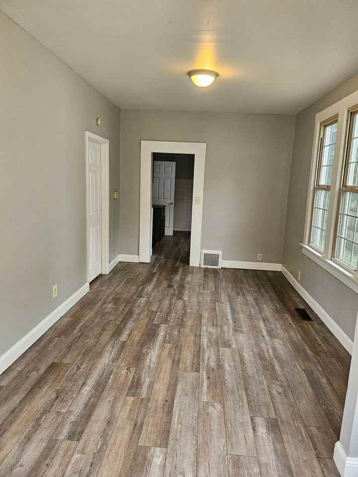 1208 Henning Ave - Photo 7 of 8