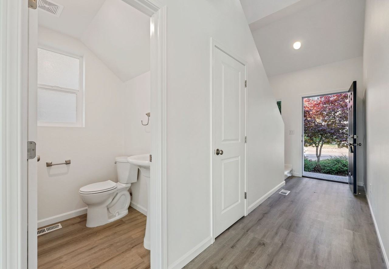 1061 Ebbets Dr Sw - Photo 6 of 40