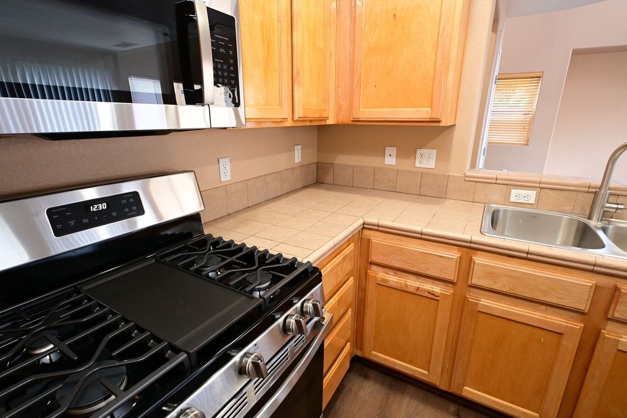 10461 Chrisman Ave - Photo 5 of 28