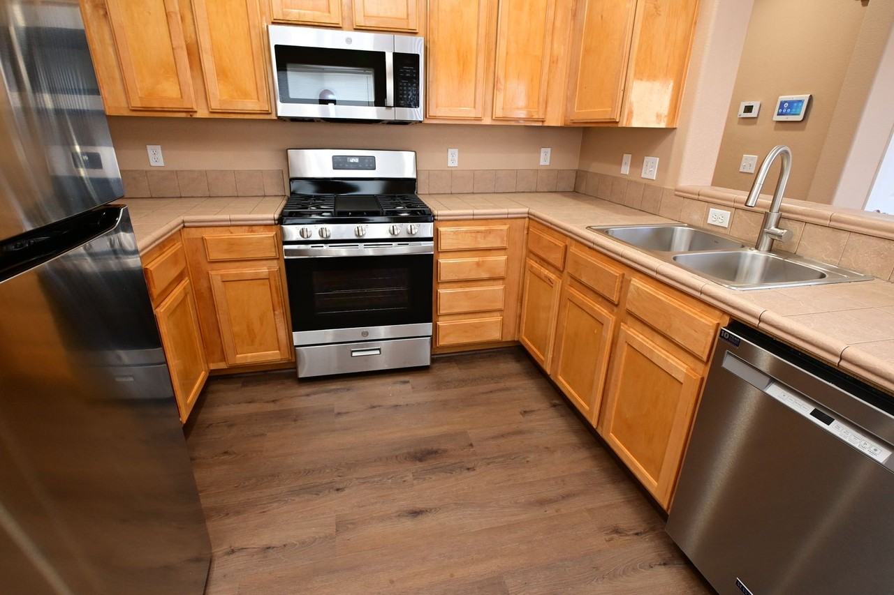 10461 Chrisman Ave - Photo 6 of 28