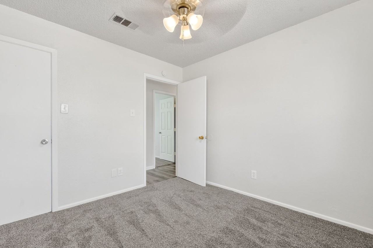 5915 13th St - Photo 3 of 21