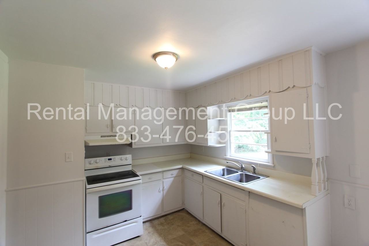 1345 Glenwood St Nw - Photo 4 of 16