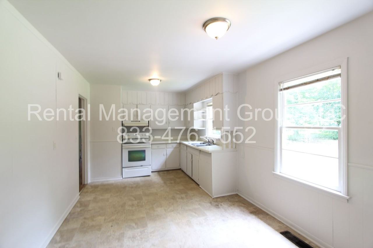 1345 Glenwood St Nw - Photo 5 of 16