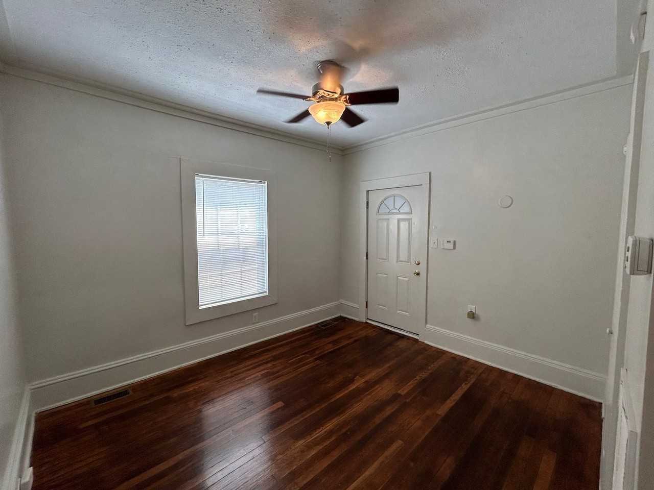 901 Sedgefield St - Photo 3 of 11