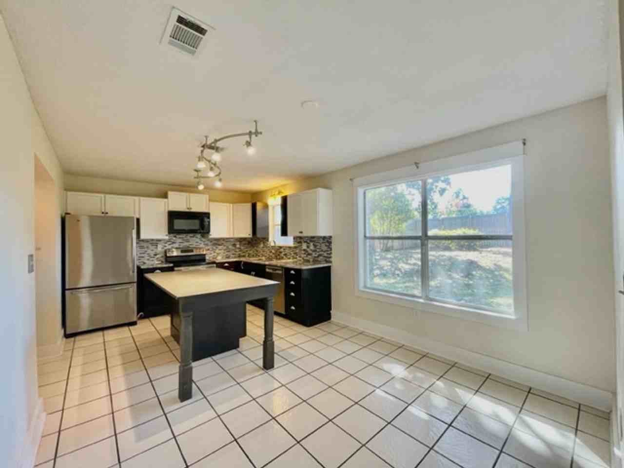 1315 Forest Shore Dr - Photo 4 of 40
