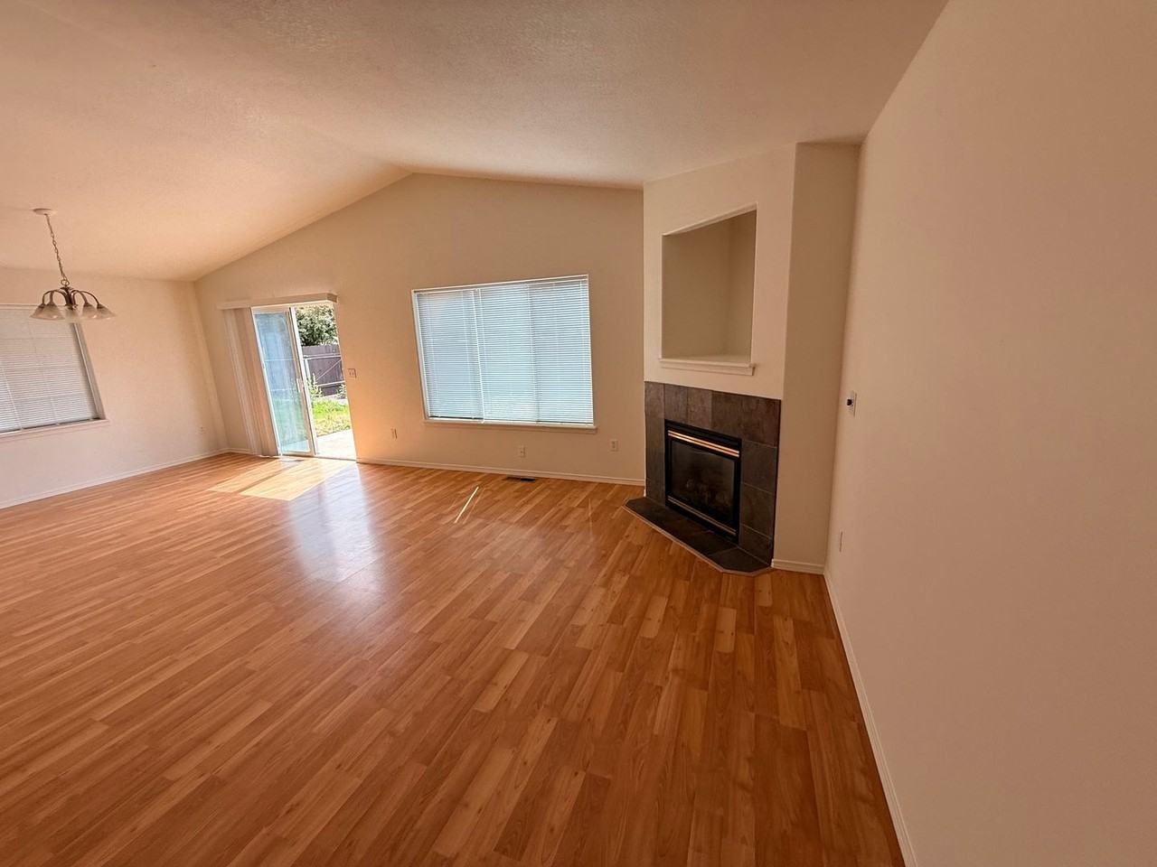 2455 Ne 7th Ln - Photo 6 of 11