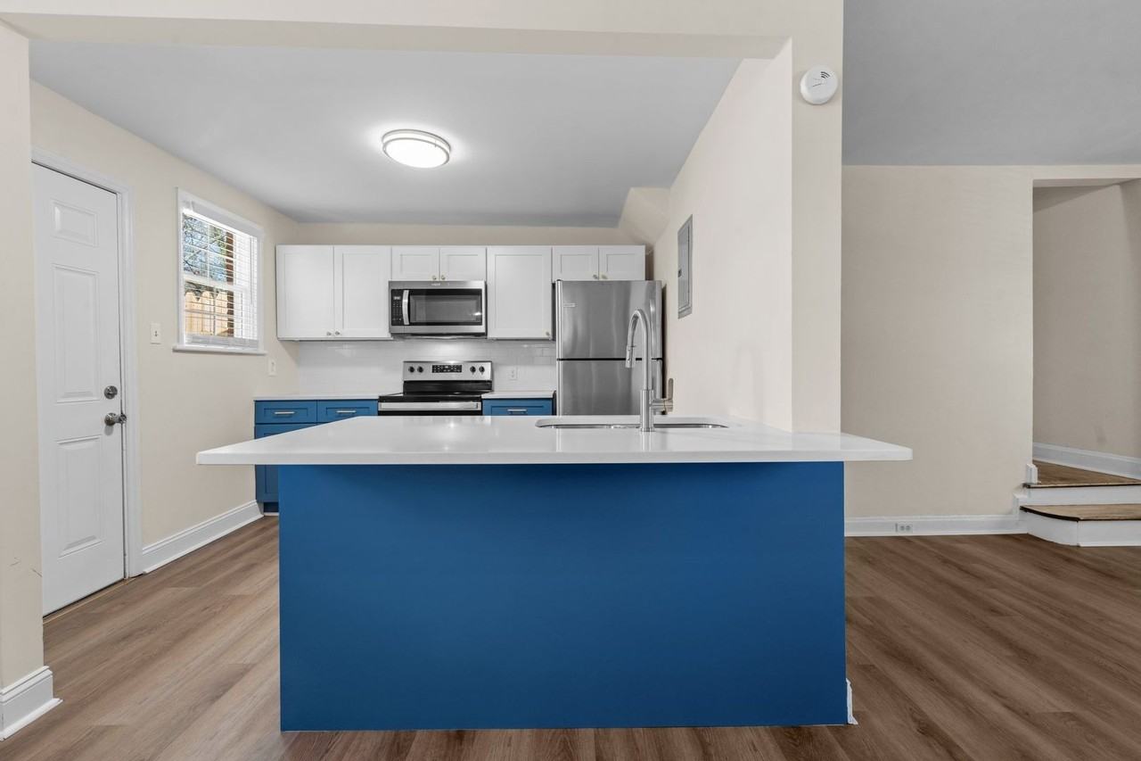 906 Clarendon St #A - Photo 3 of 18