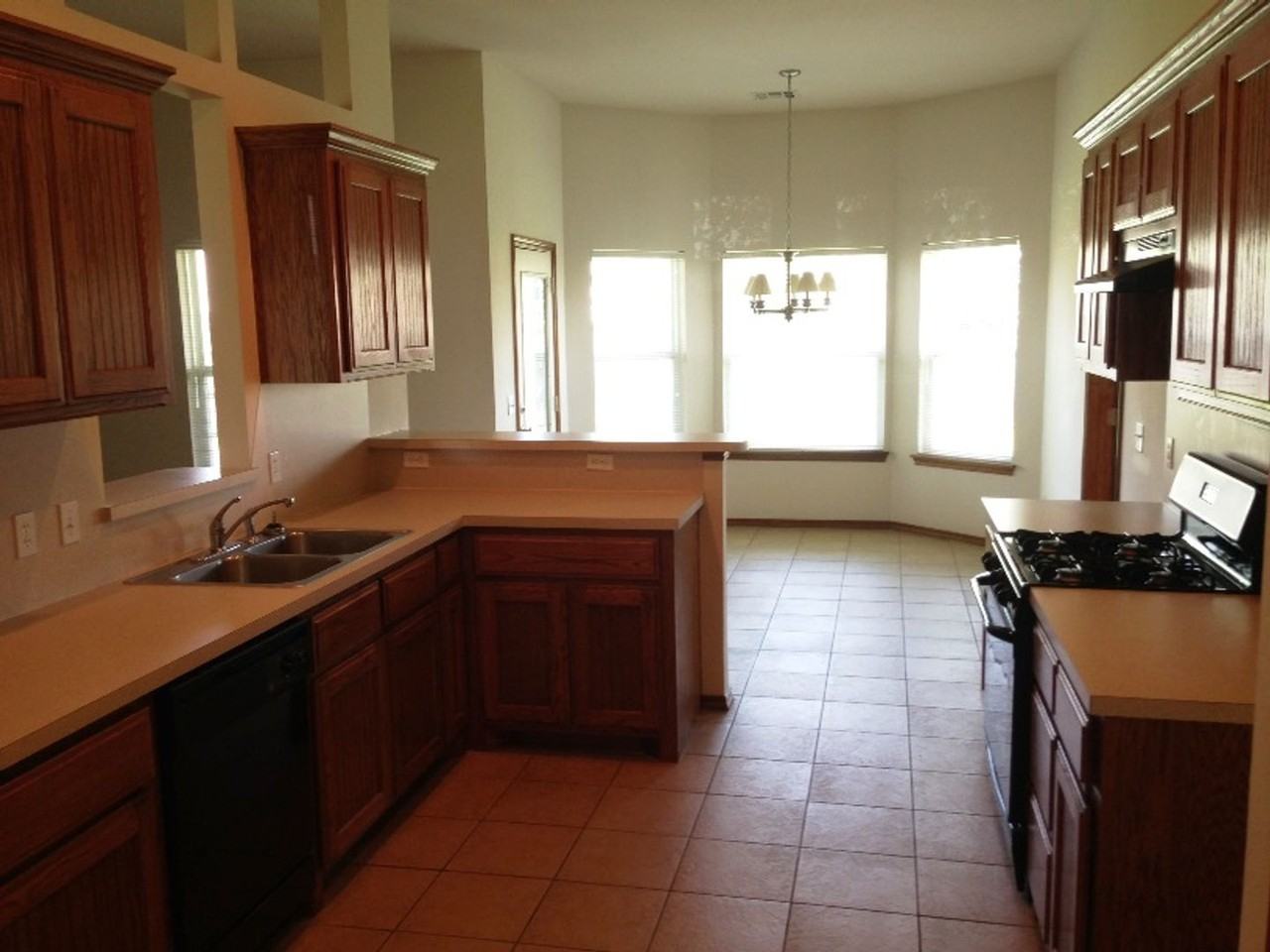 1608 Jordan Dr - Photo 3 of 6