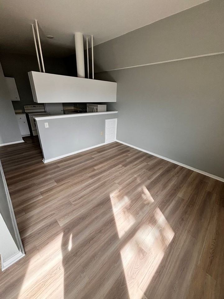 1304 Vandenburg Cir - Photo 2 of 10