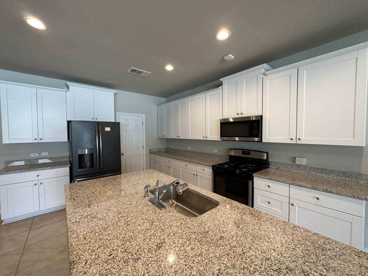 10901 Mickelson Dr - Photo 7 of 28