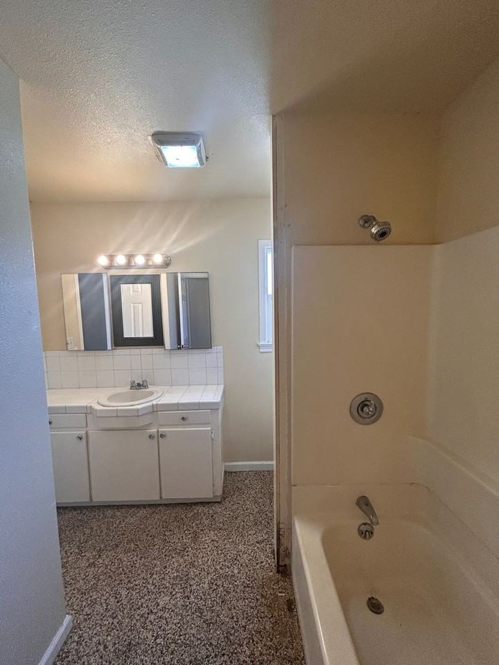 1920 N 11th Ave - Photo 6 of 14
