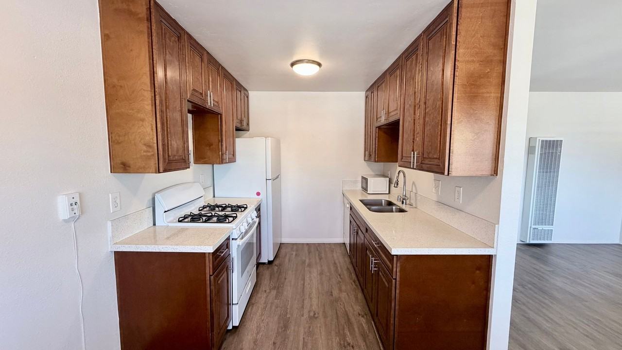1457 Holly Ave - Photo 4 of 13