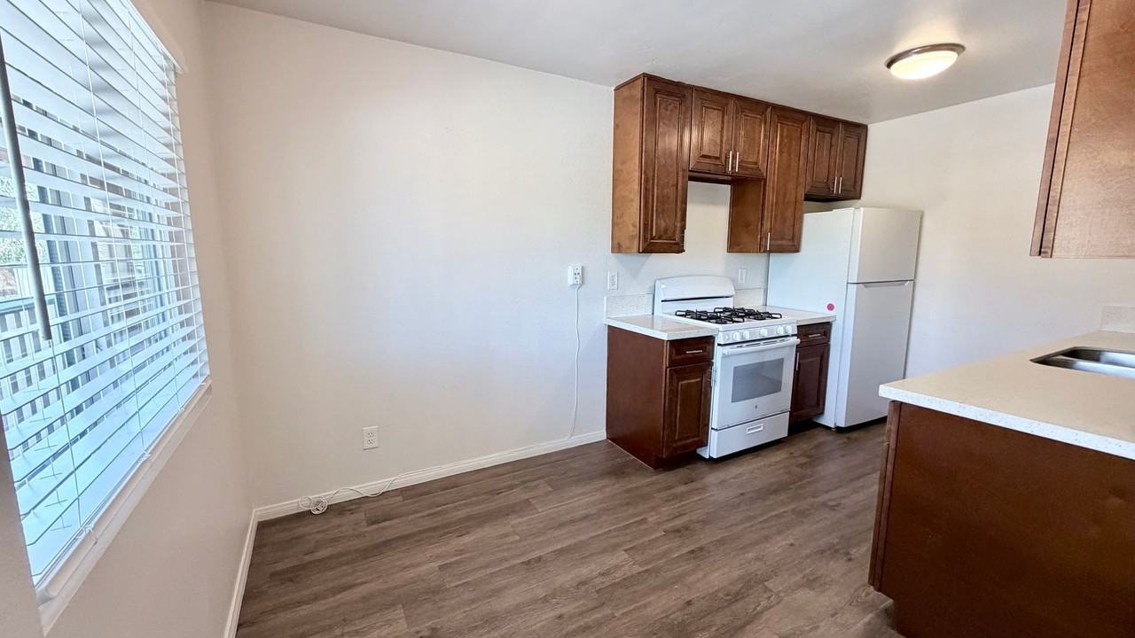1457 Holly Ave - Photo 5 of 13