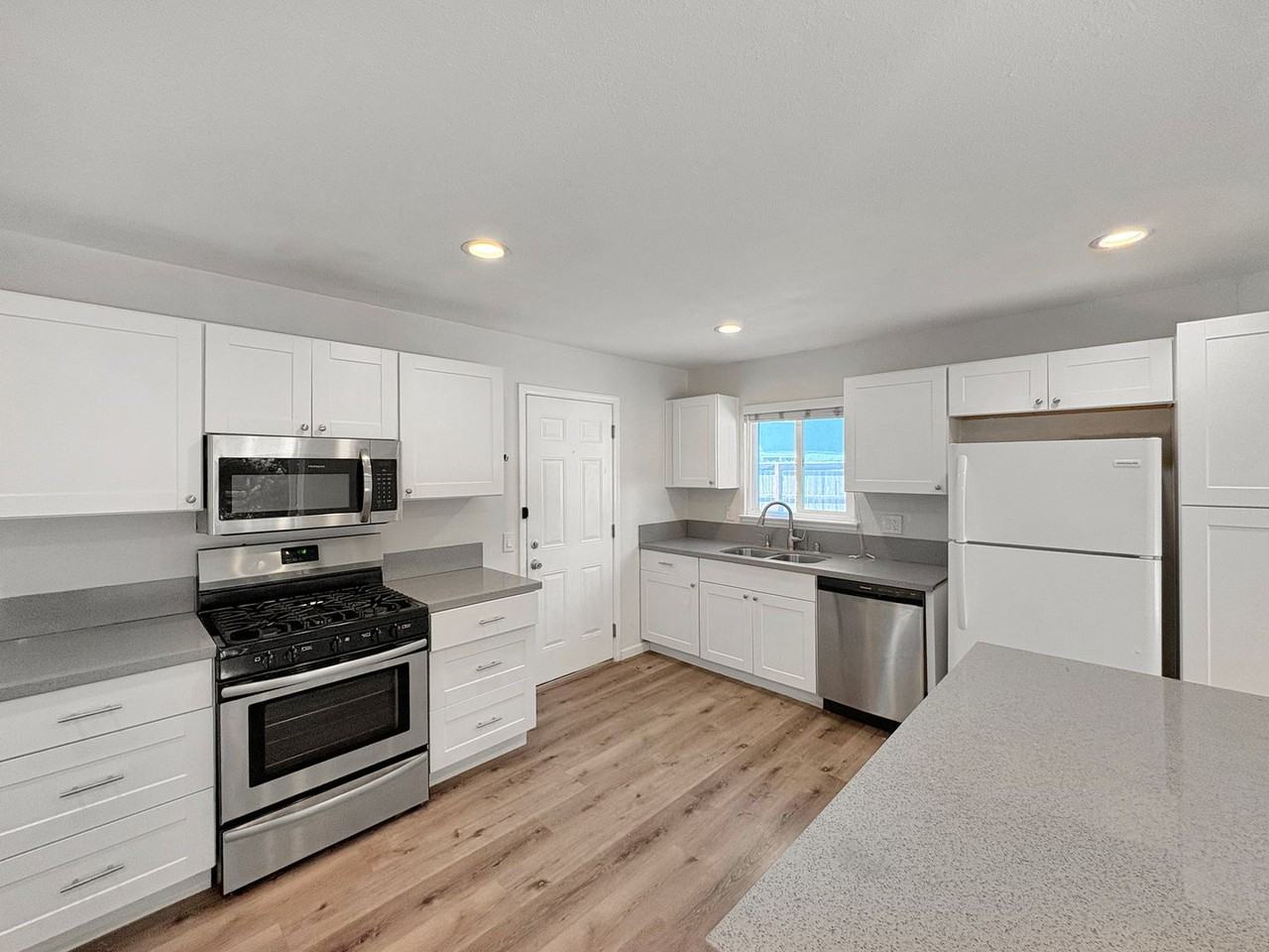 552 Luna Dr - Photo 2 of 22