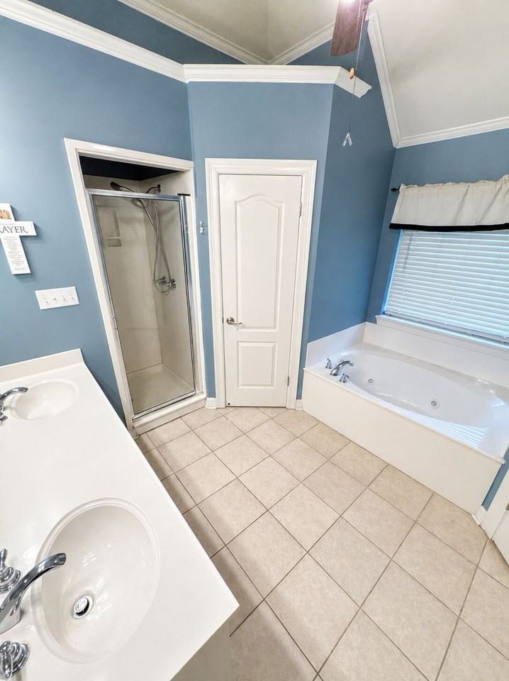 1812 Bayou Bend Dr - Photo 5 of 11
