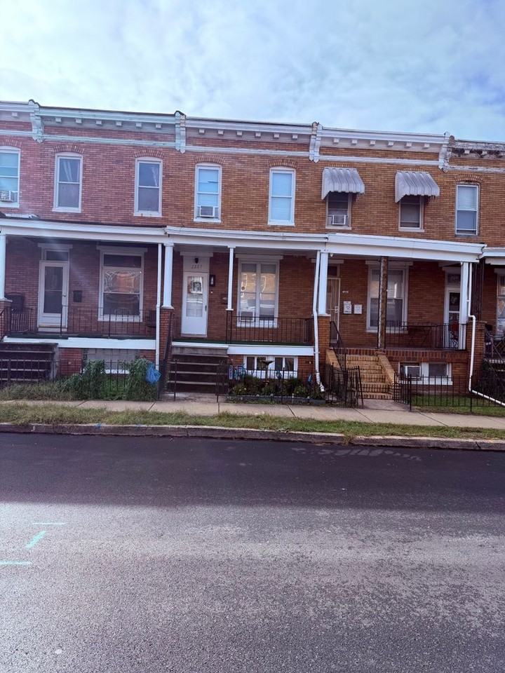 2227 Penrose Ave - Photo 4 of 28