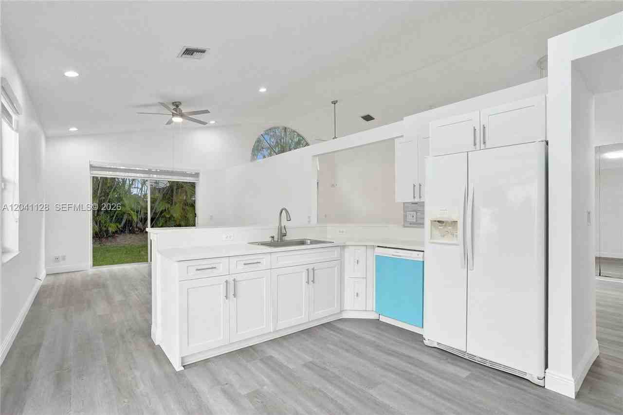 6931 Nw 34th St - Photo 2 of 25