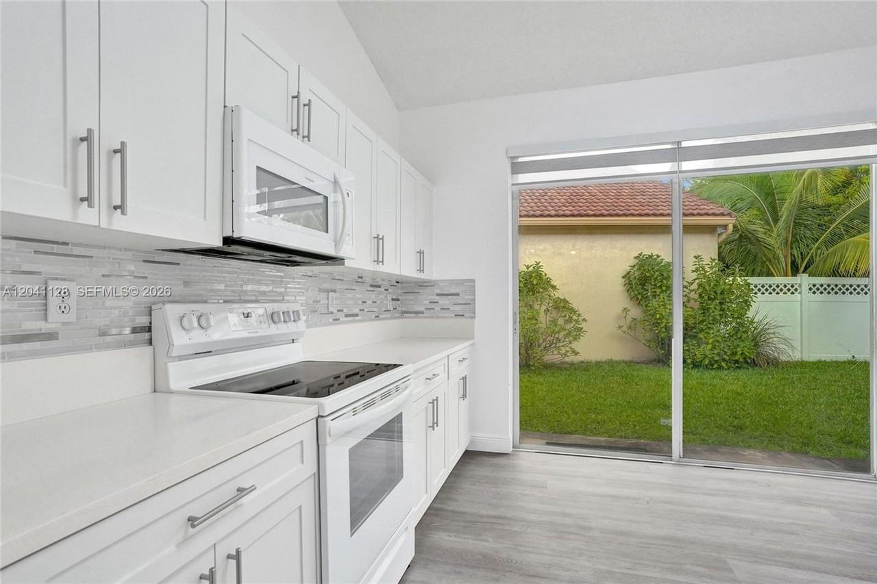 6931 Nw 34th St - Photo 3 of 25