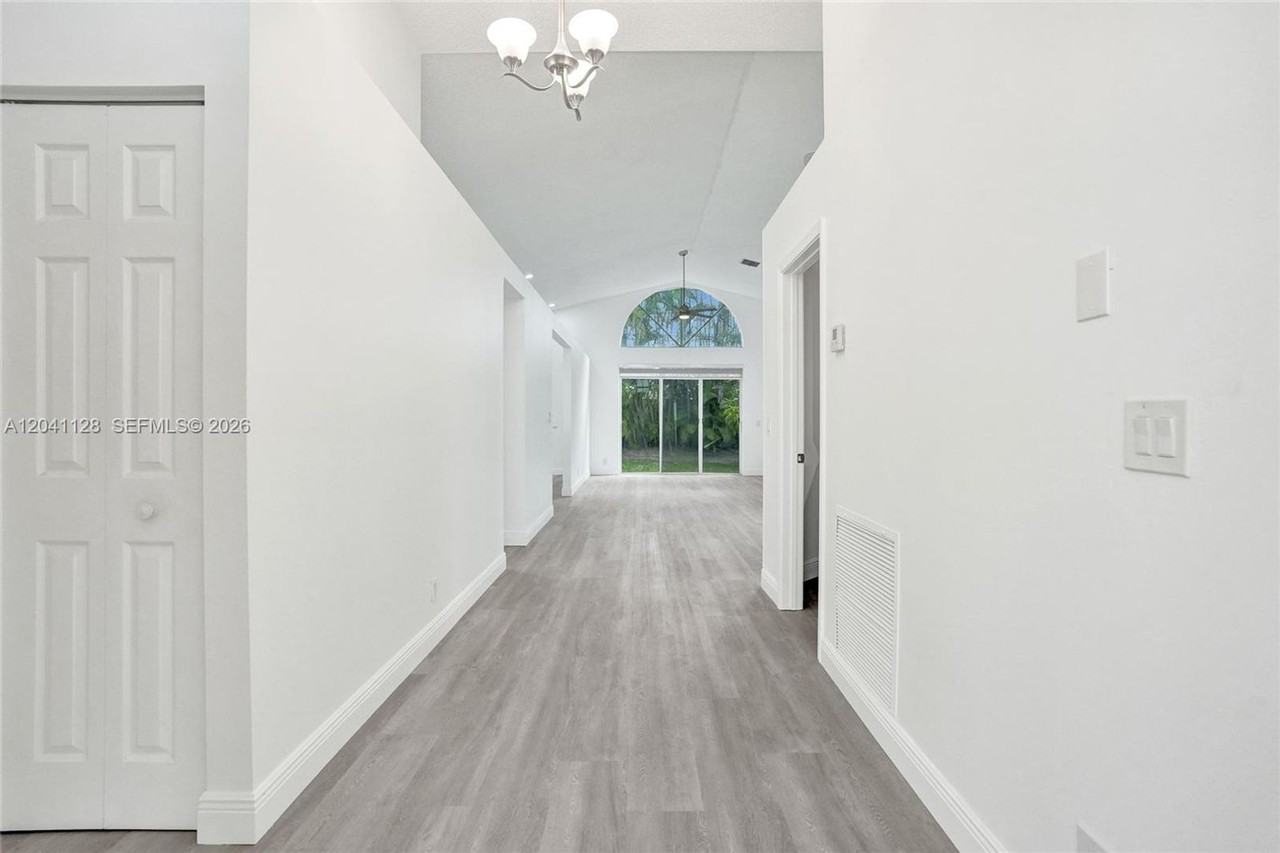 6931 Nw 34th St - Photo 6 of 25