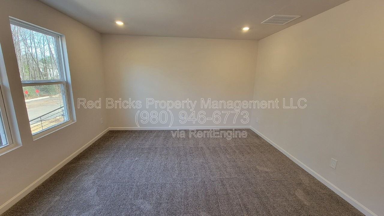 2354 Donnelly Hills Ln - Photo 7 of 32