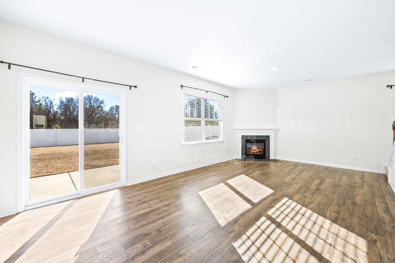 4015 Meadow Green Dr - Photo 6 of 29