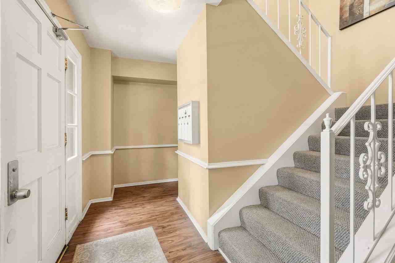 496 N Post Oak Ln - Photo 2 of 25