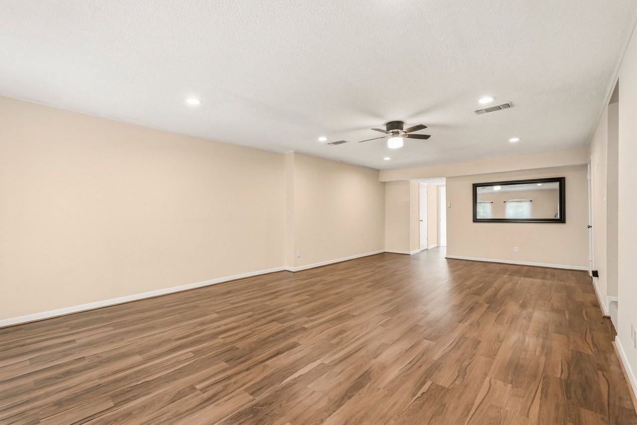 496 N Post Oak Ln - Photo 4 of 25