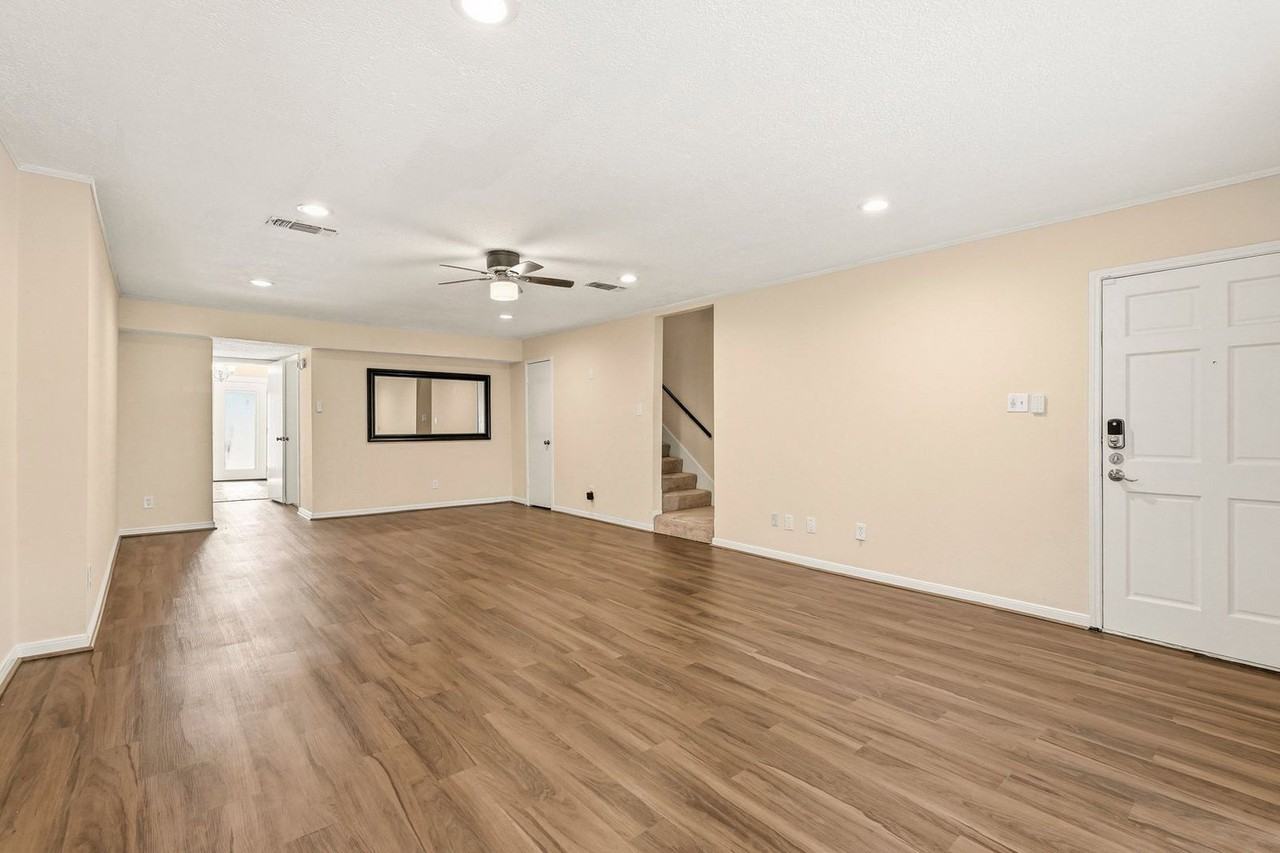 496 N Post Oak Ln - Photo 5 of 25