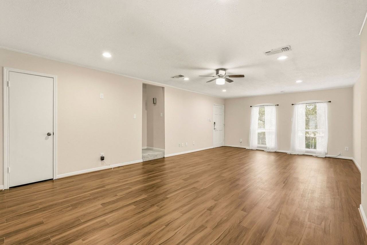 496 N Post Oak Ln - Photo 7 of 25