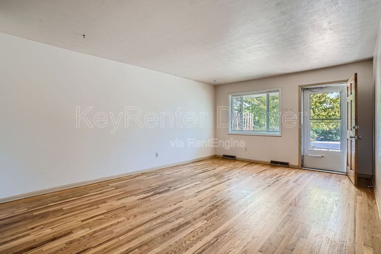 403 S Owens St - Photo 2 of 12