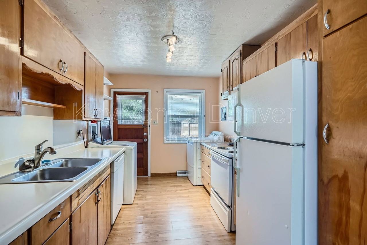 403 S Owens St - Photo 3 of 12